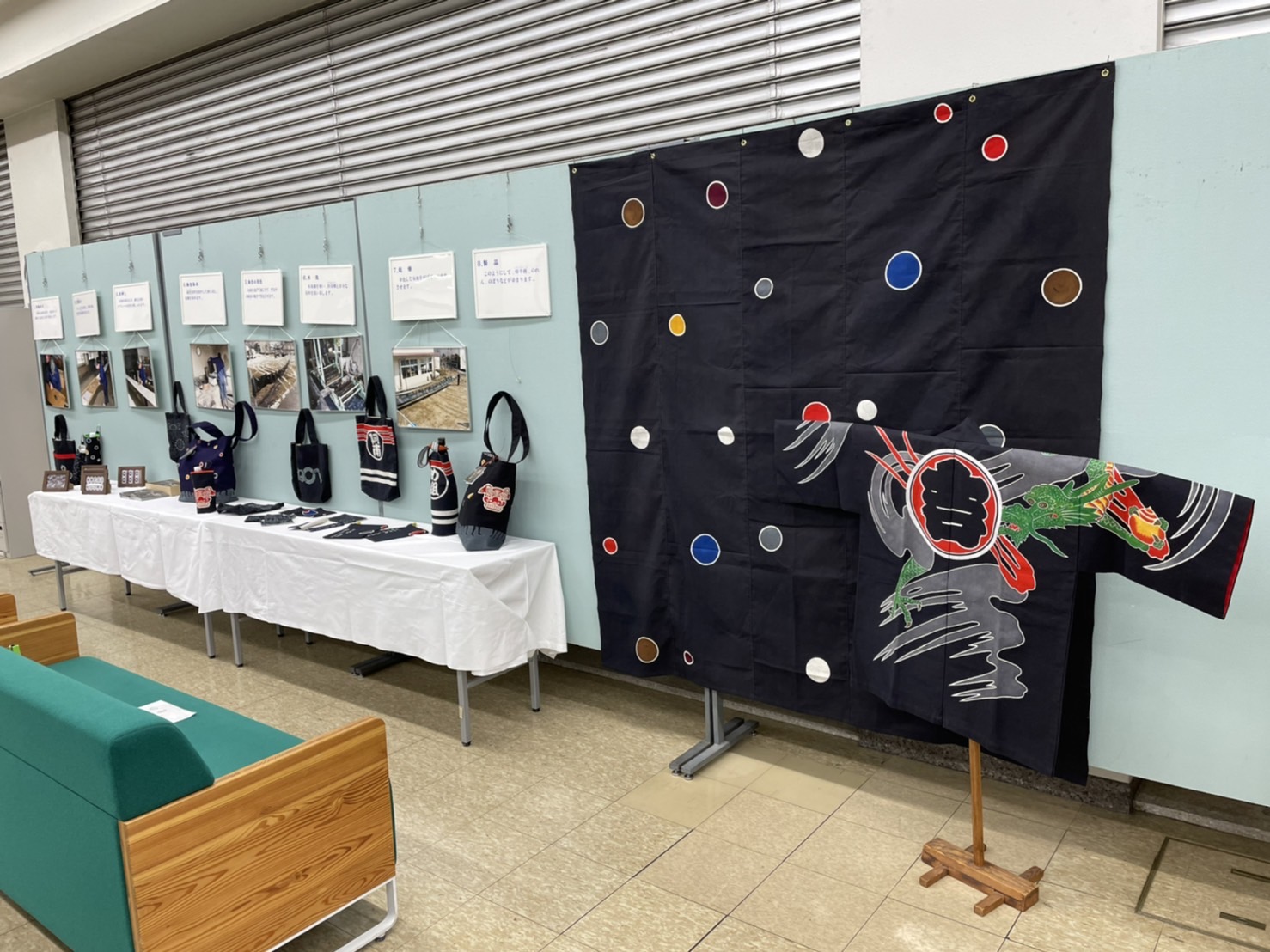 「八十二銀行飯田支店」様　展示スペースに当社の製品・作業工程が展示されています